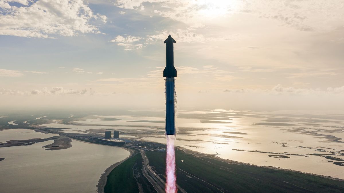 一枚巨大的火箭射向天空,以濕地和平靜的海洋為背景。