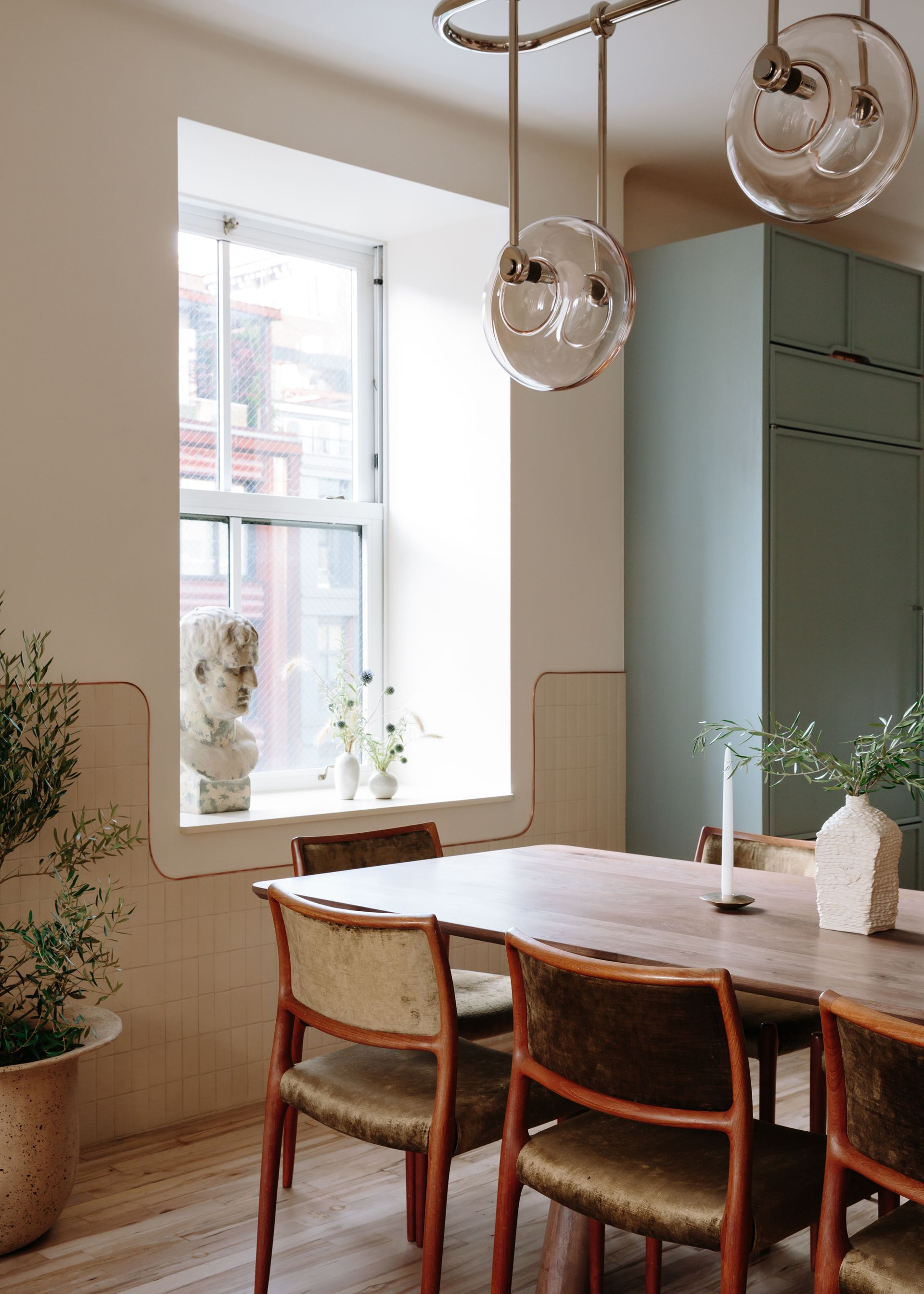 Should dining chairs match a table? Experts offer a verdict Livingetc