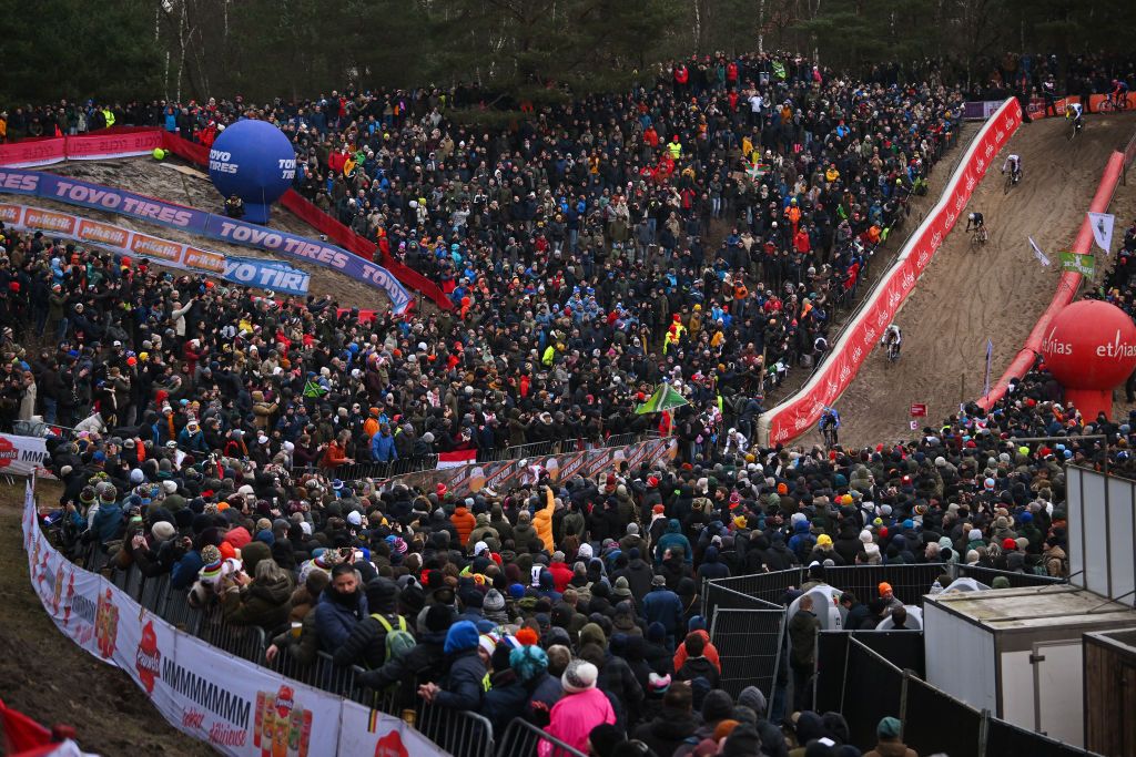 ZONHOVEN BELGIUM JANUARY 07 A general view of the peloton competing during the 27th Zonhoven UCI CycloCross Worldcup 2024 Mens Elite on January 07 2024 in Zonhoven Belgium Photo by Luc ClaessenGetty Images