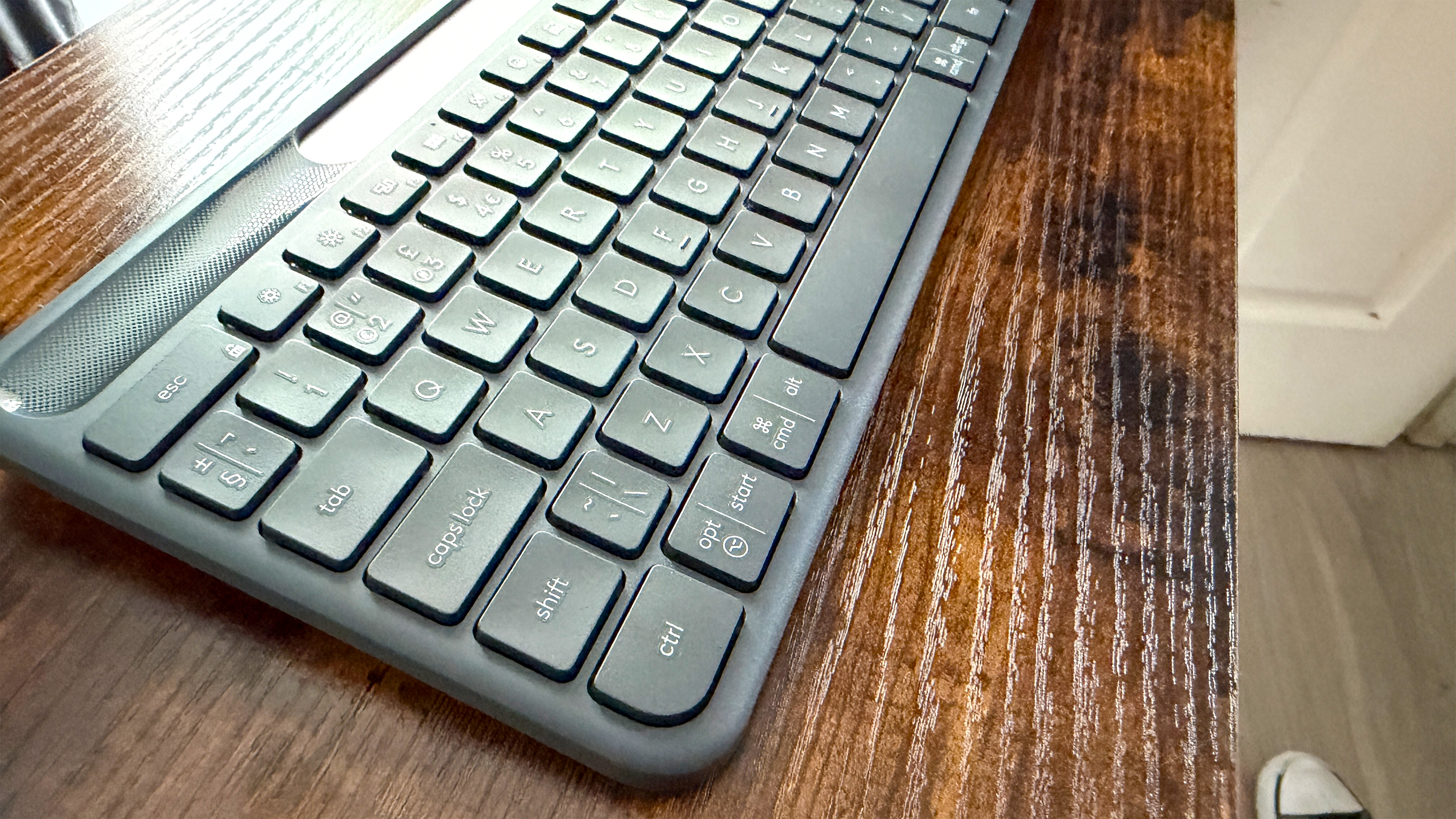 Logitech Signature Slim Solar+ K980