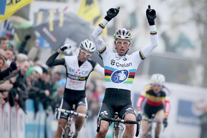 The thrill of victory for GP Hasselt winner Sven Nys, and the agony of defeat for runner-up Niels Albert (BKCP-Powerplus)
