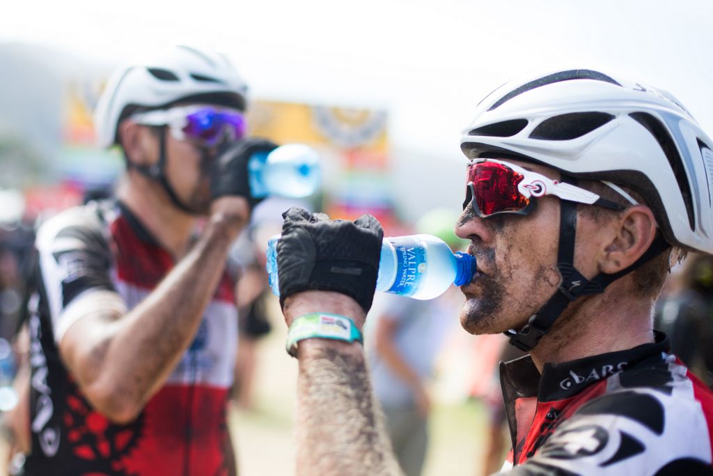 Nico Bell and Gawie Combrinck (NAD Pro MTB) hydrate post-stage