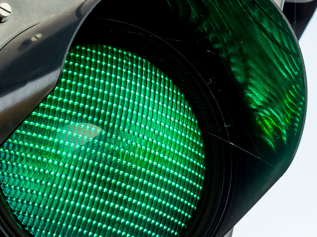 (GERMANY OUT) Eine Ampel im Stra&szlig;enverkehr zeigt gr&uuml;nes Licht. (Photo by Wodicka/ullstein bild via Getty Images)