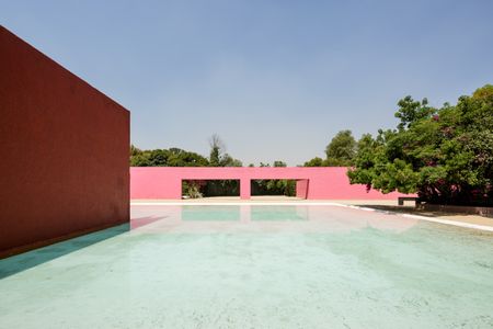 La Cuadra by barragan and its pink walls and water as it transforms into fondation fernardo romero