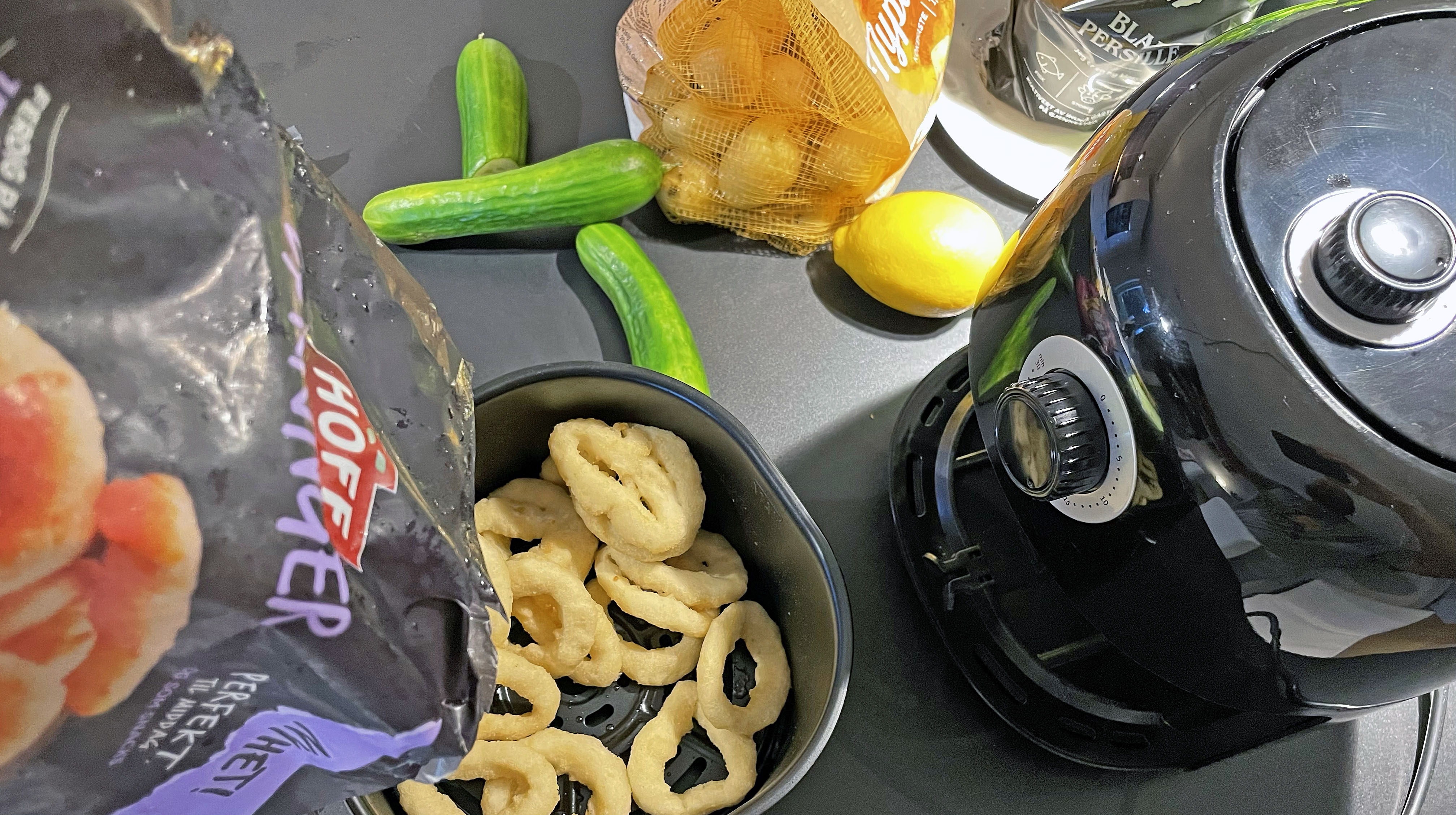 Hva kan man lage i airfryer? Matvarer ligger foran en airfryer
