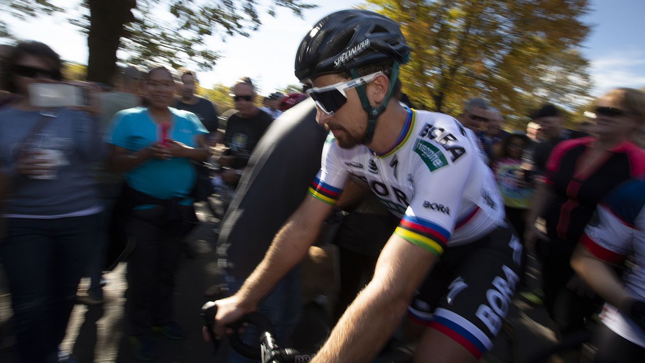 Peter Sagan weaves through fans
