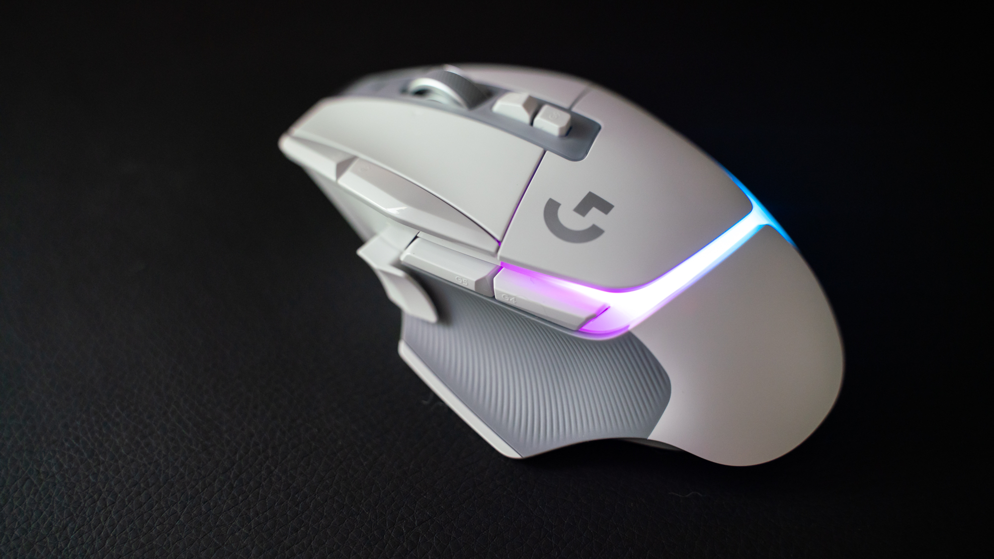 Logitech G502 X Plus -pelihiiri RGB-valot päällä mustalla hiirimatolla