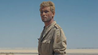 Peter O'Toole stands in a desert in Lawrence of Arabia