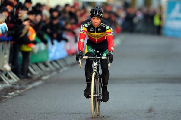 Belgian champion Sven Nys (Landbouwkrediet-Colnago) finishes in second place.