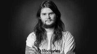 The LoL player Shushei looks at the camera.