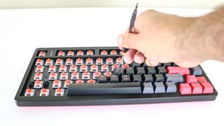 Removing the keycaps from the IROK FE75Pro mechanical keyboard