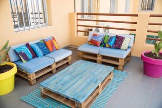 painted pallet furniture on patio