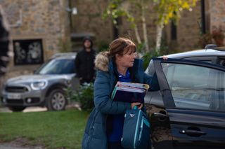 Wendy rushes to get in her car when she sees Aaron in Emmerdale
