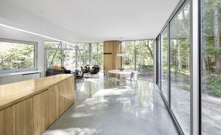 kitchen & dining area of Canadian lakehouse in Montreal
