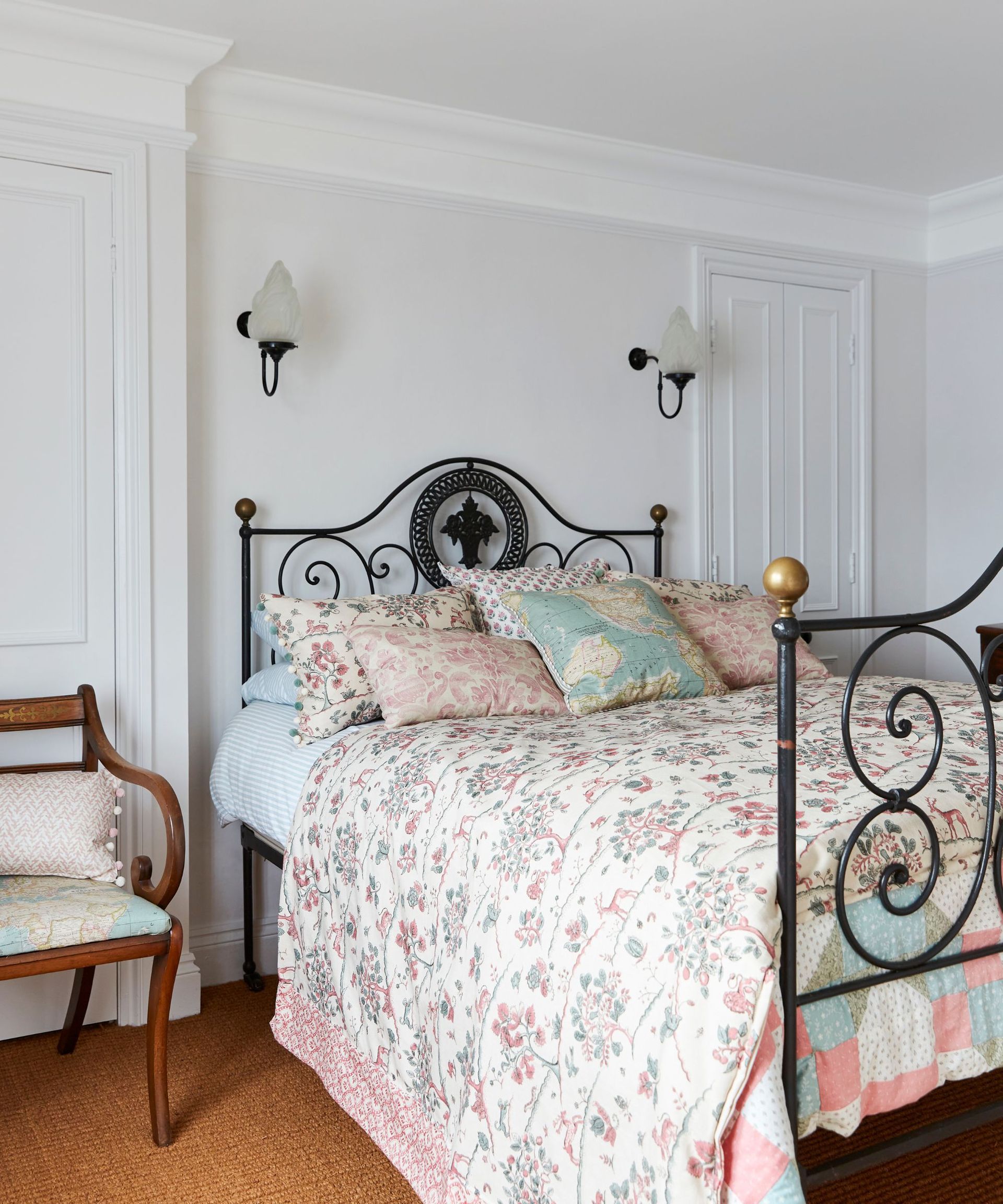 Black framed bed, flower bedding