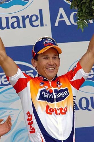 Robbie McEwen (Davitamon-Lotto) atop the podium