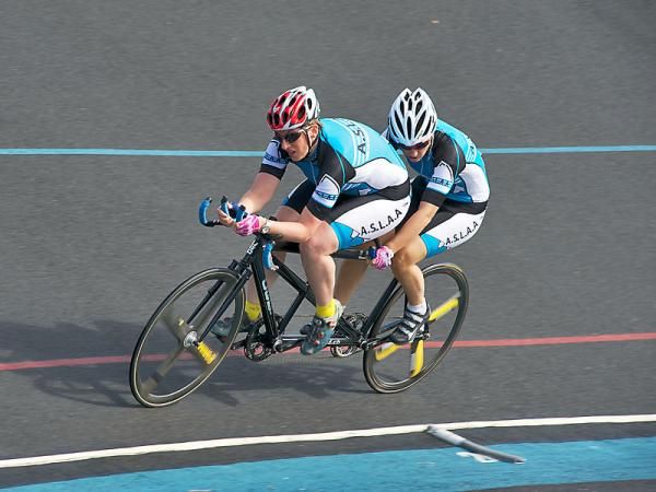 Emilie Tabouret (stoker) and Anne-Karelle Hocq taking on Kilometre alongside the men and recording a 1'25"864.
