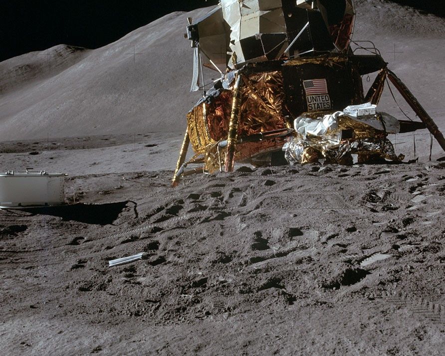 How will NASA deal with the moon dust problem for Artemis lunar landings?