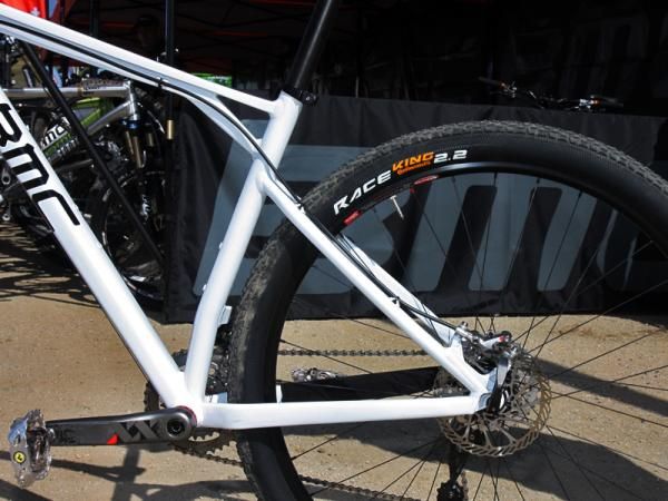 The kinked seat tube allows for admirably short chain stays - roughly 430mm by our measurements.