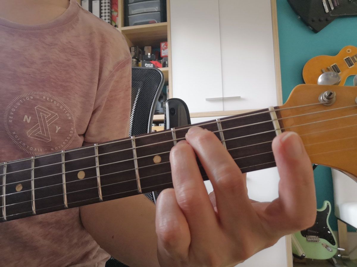 How to play an E chord on guitar