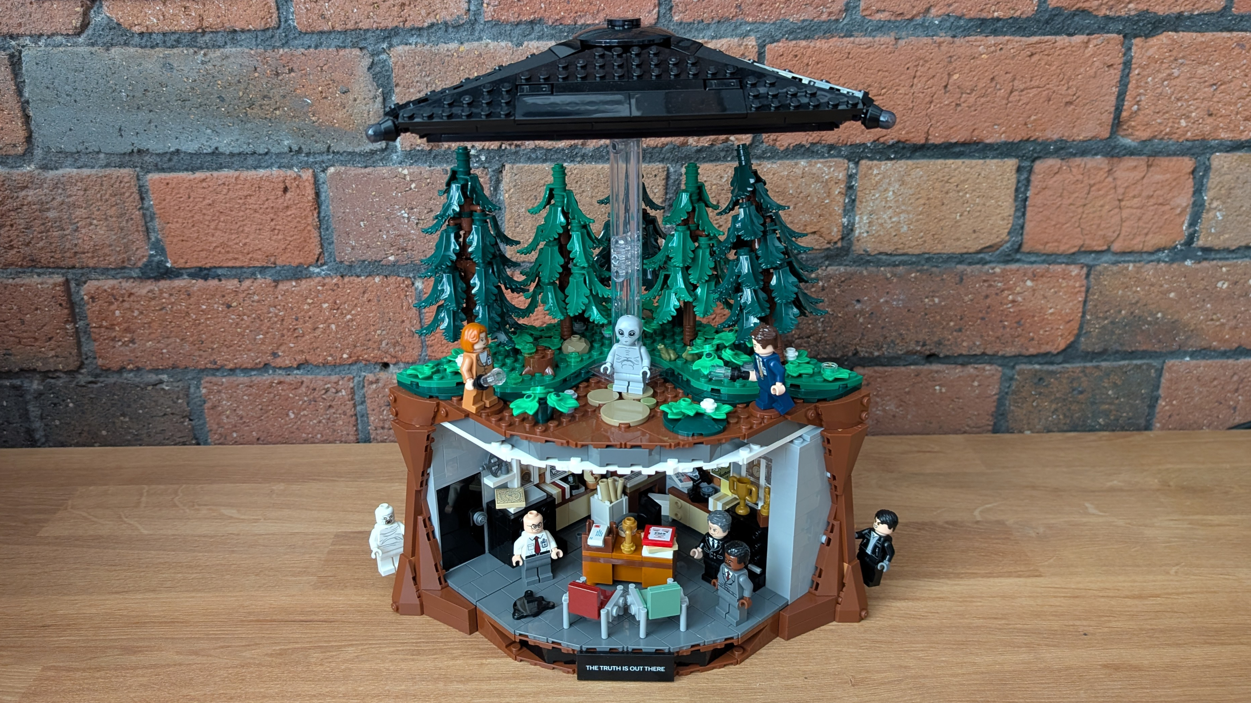 Picture of the Lego The X-Files set