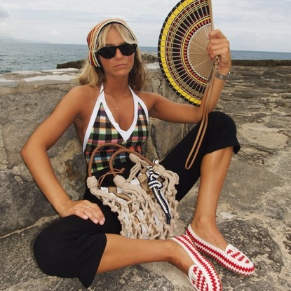 @caetanaba wears black capri pants and prada bandana