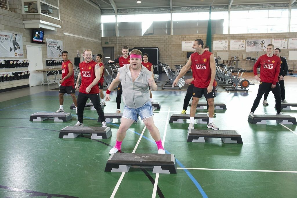 Smithy gets physical with Man Utd (VIDEO)