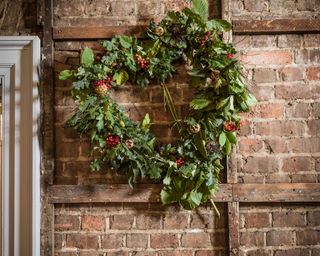 Farmhouse Christmas decor ideas  with wreath