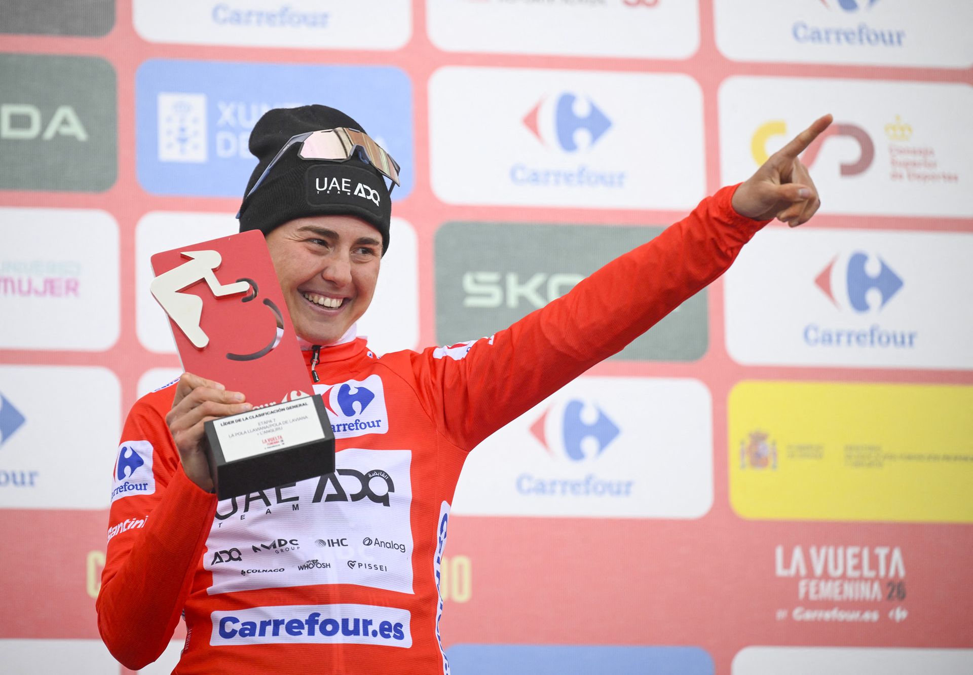 Paula Blasi celebrates La Vuelta Femenina 2026 overall victory atop L'Alto de l'Angliru