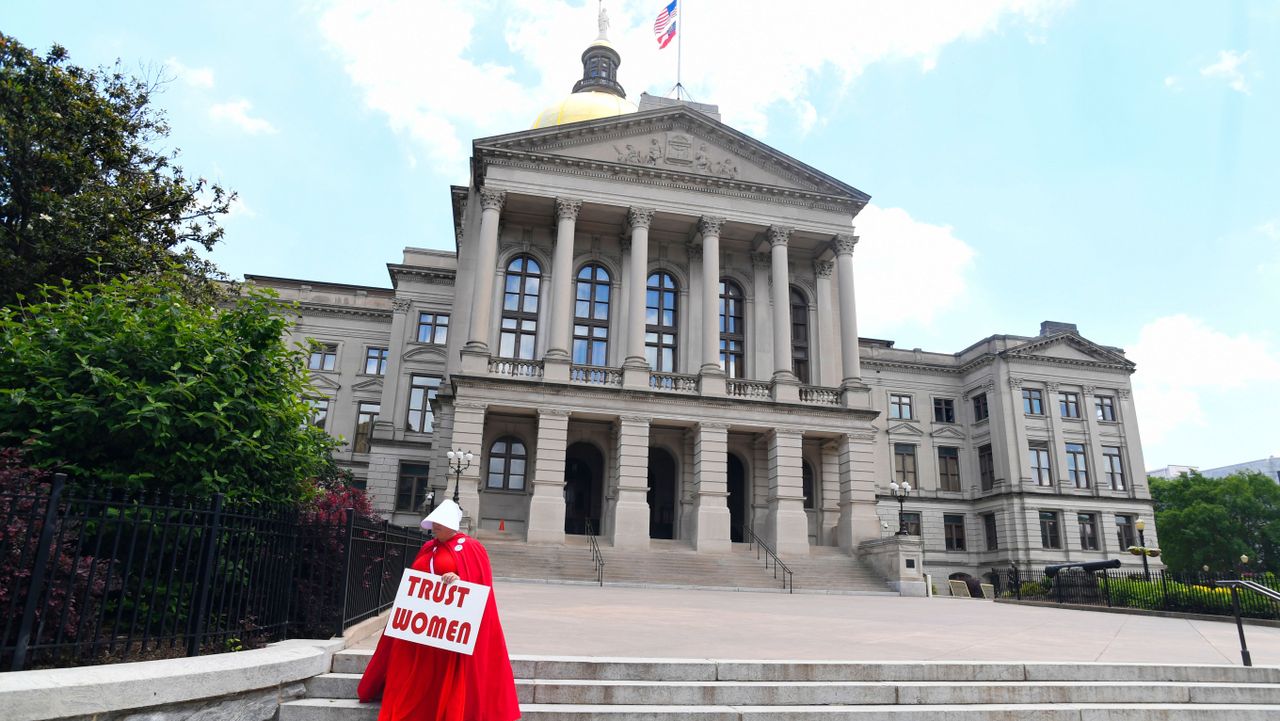 Landmark, Architecture, Building, Flag, House, Tourist attraction, Tourism, Palace, Courthouse, Classical architecture,