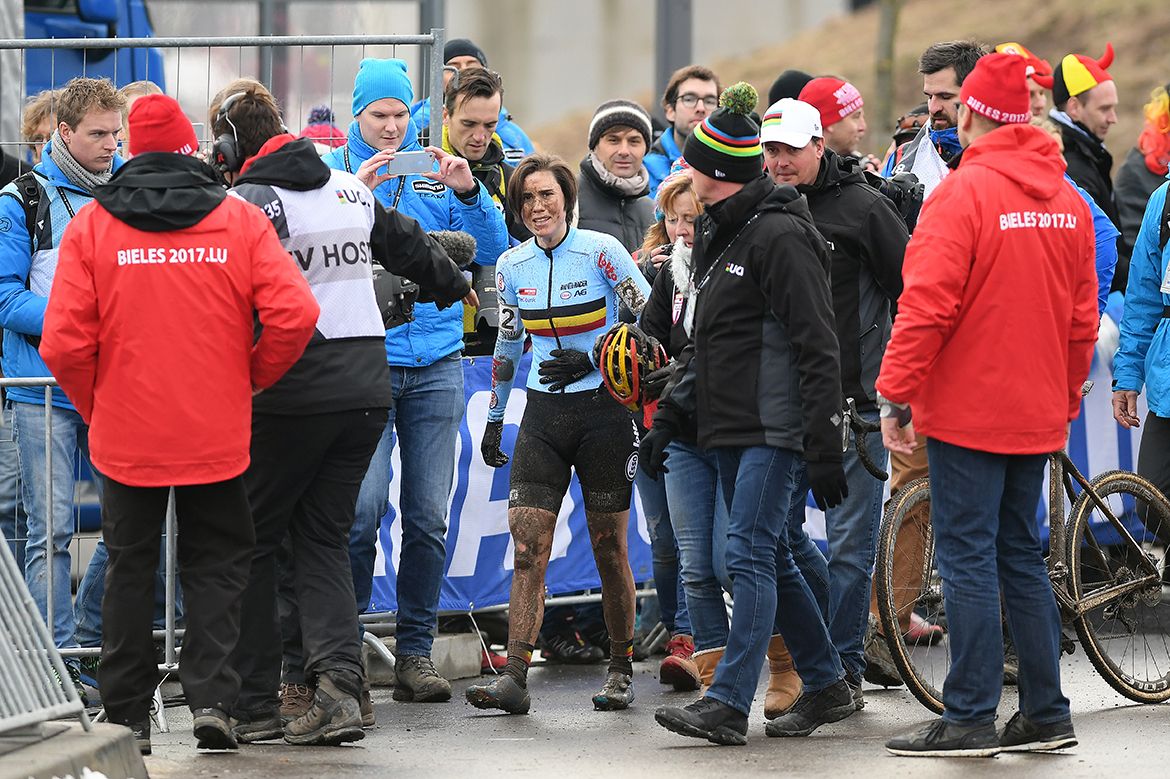 Sanne Cant lets the emotions flow at the finish