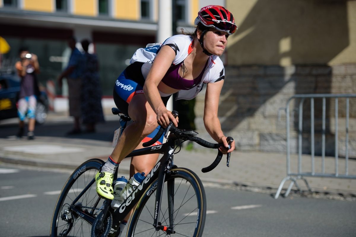 Jo&Atilde;&laquo;lle Numainville (Cerv&Atilde;&copy;lo Bigla) enters the final loop around town at Th&Atilde;&frac14;ringen Rundfarht