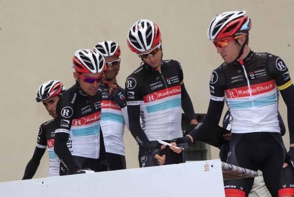 riders from RadioShack-Nissan sign on