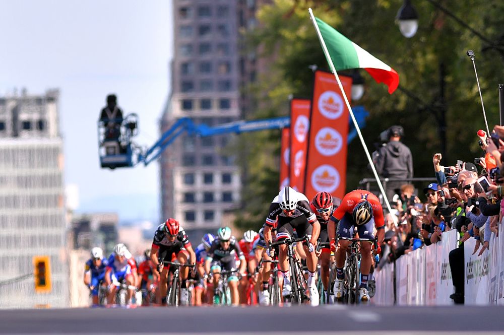 Michael Matthews (Sunweb) beats Sonny Colbrelli (Bahrain-Merida) in the final sprint at the GP de Montreal