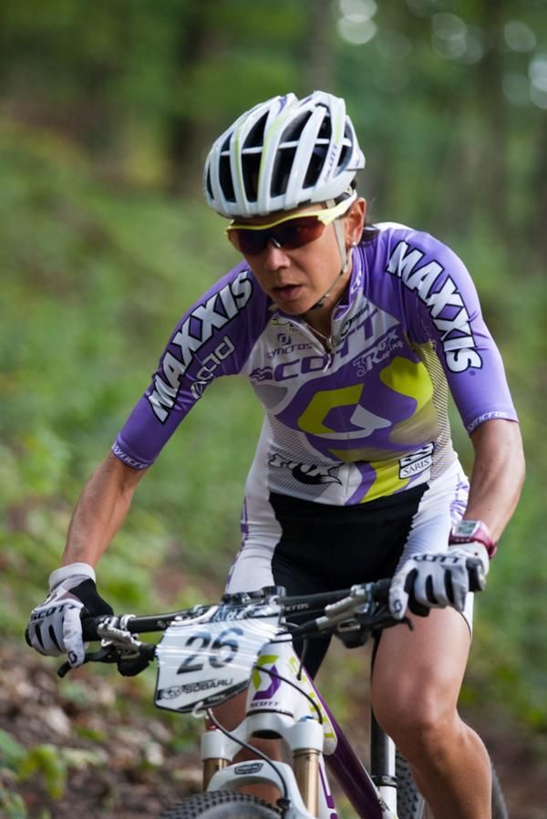Amanda Sin (Scott 3 Rox Racing) chases down Abby Strigel (Honey Stinger Bontrager Pat&rsquo;s)