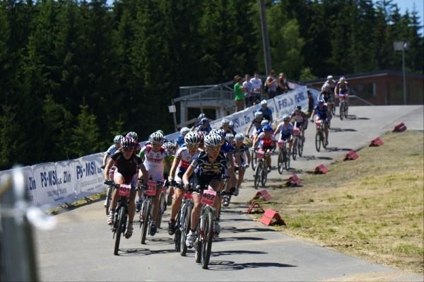 The women's peloton in the cross country race.