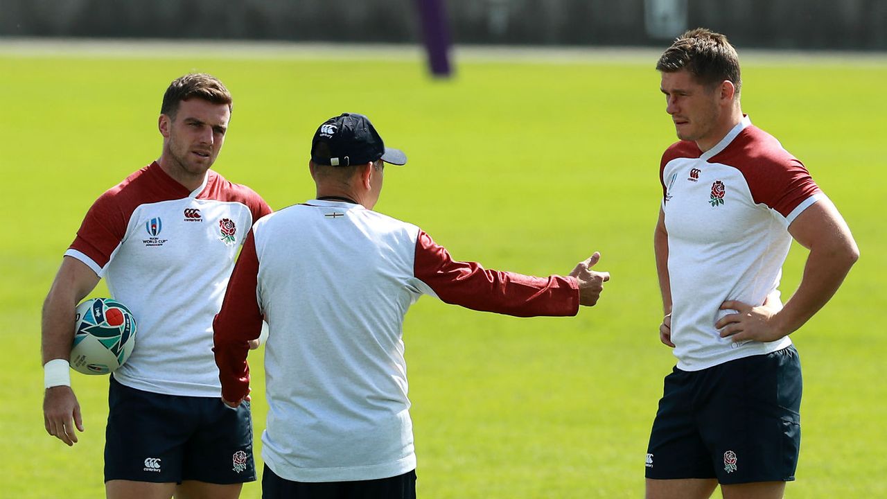 England head coach Eddie Jones speaks with George Ford (left) and Owen Farrell (right) 