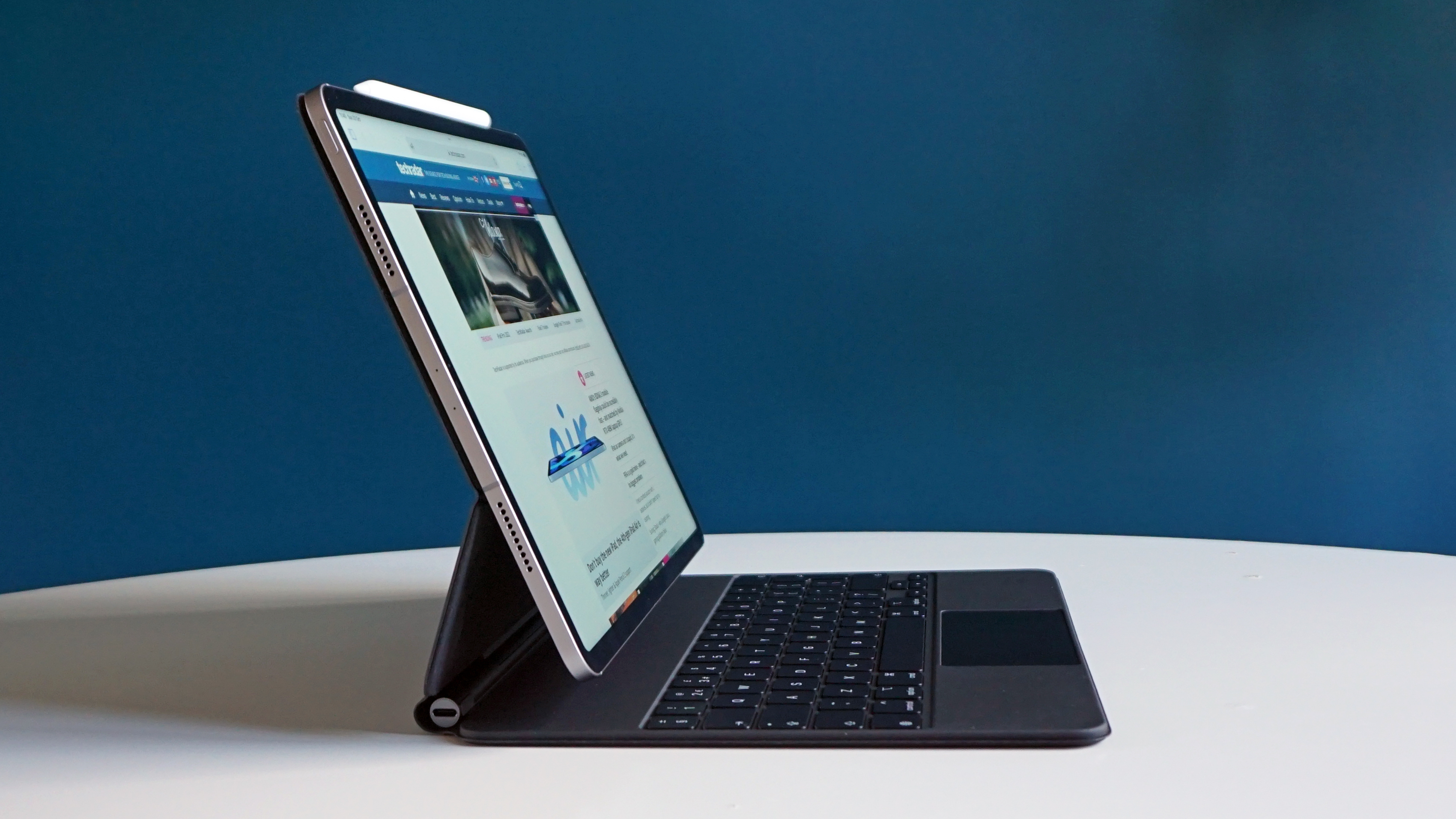 iPad Pro 12.9 (2022) med et Magic Keyboard på et bord