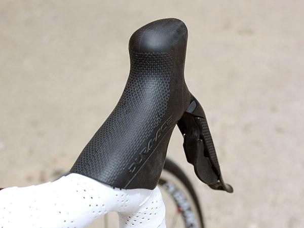 The Di2 hoods have less girth than 7900 and the rounded edges make for a more natural-feeling grip.