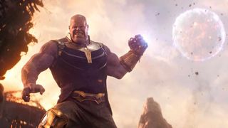Onde Marvel-karakterer: Thanos er i ferd med å dele ut et slag