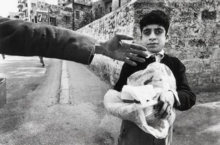 William Klein’s photograph “Hand, Beyrouth.