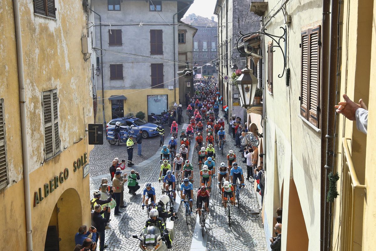 The peloton rides through the neutralised zone in Agli&egrave;
