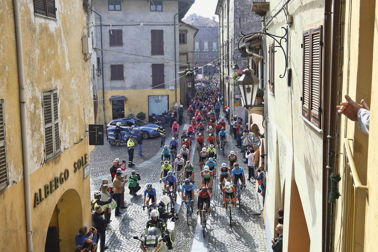 The peloton rides through the neutralised zone in Agli&egrave;