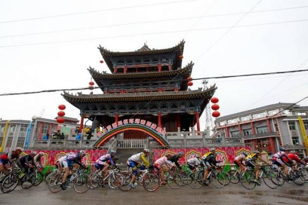 The pace was on and several break attempts were neutralised by the pace of the peloton.