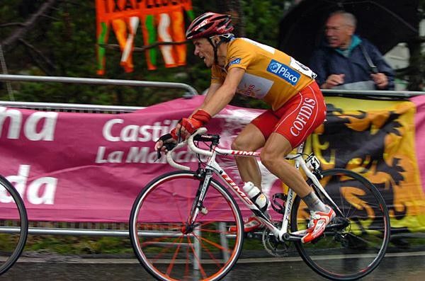 Sylvain Chavanel (Cofidis) riding in, but about to lose the maillot oro.
