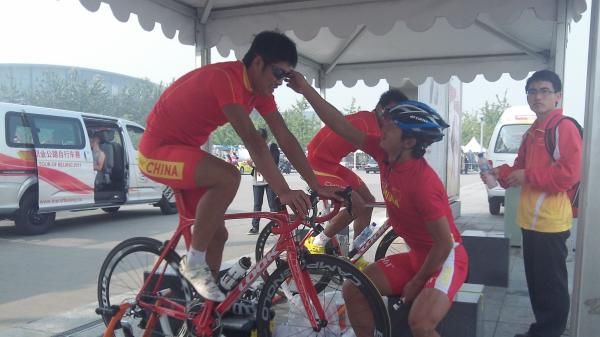 The Chinese national team get ready for the most prestigious race in the country.