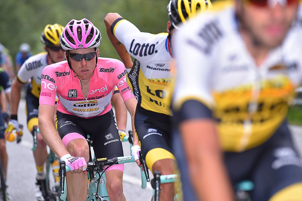 Steven Kruijswijk protected by his team during stage 19.