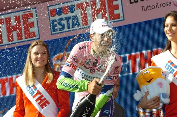Vincenzo Nibali (Liquigas-Doimo) gets to wear the maglia rosa for another day