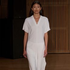 A women wearing a white fforme dress.