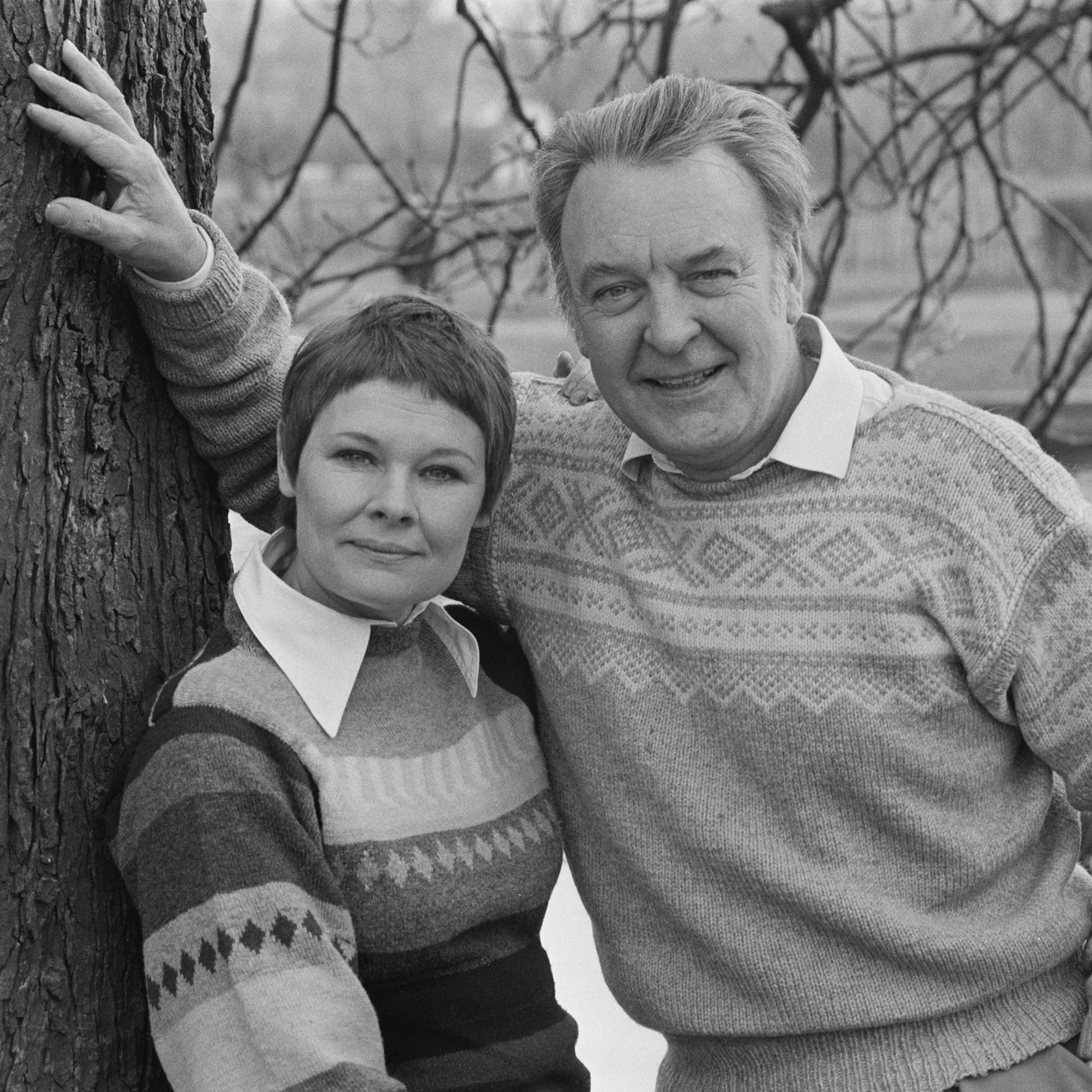British actress Judi Dench and British actor Donald Sinden (1923 - 2014) attend a photocall for the Royal Shakespeare Company's production of 'Much Ado About Nothing' in London, March 1976.